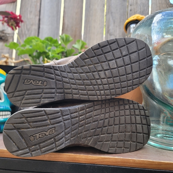 Teva Capistrano Brown Distressed Leather Boots • 12” Zip up • Waterproof • - Picture 4 of 10